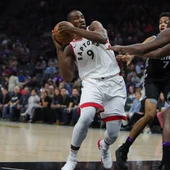 Ibaka intenta entrar a canasta ante la defensa de los Kings Ibaka intenta entrar a canasta ante la defensa de los Kings