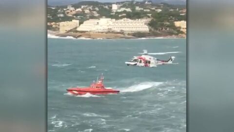 Contin&uacute;a la b&uacute;squeda del hombre que fue arrastrado por el mar mientras pescaba