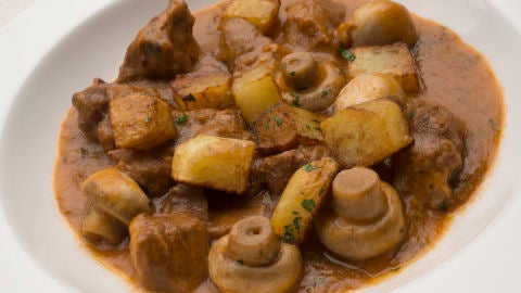 Guiso de ternera con patatas y champi&ntilde;ones