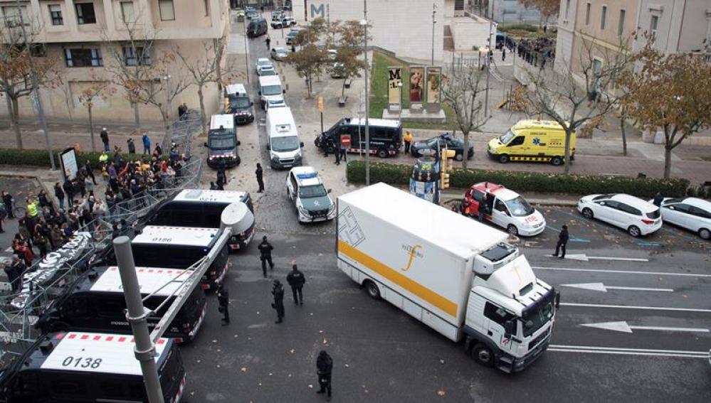 La Guardia Civil acompaña al camión que traslada los bienes de Sijena
