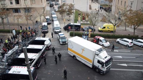 La Guardia Civil acompa&ntilde;a al cami&oacute;n que traslada los bienes de Sijena