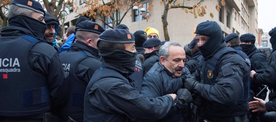 Los manifestantes se concentran fuera del Museo de Lleida Los manifestantes se concentran fuera del Museo de Lleida