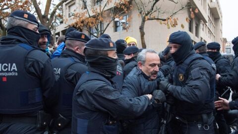 Los manifestantes se concentran fuera del Museo de Lleida