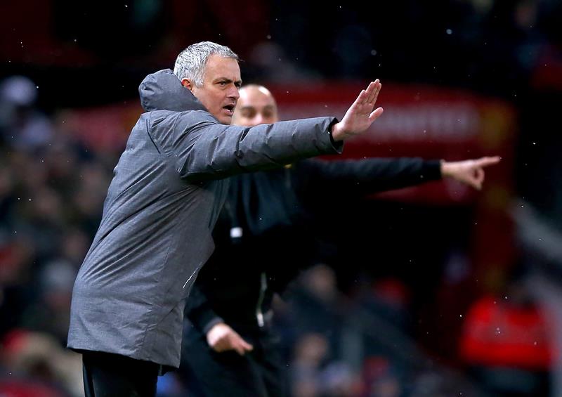 Tremenda bronca en los vestuarios de Old Trafford: tiran una botella a Mourinho y Arteta acaba con un corte en la cara Tremenda bronca en los vestuarios de Old Trafford: tiran una botella a Mourinho y Arteta acaba con un corte en la cara