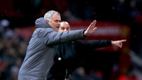 Mourinho, con Guardiola de fondo, en el derbi de la ciudad de Manchester.