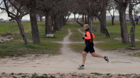 Un runner corriendo por un campo de Madrid