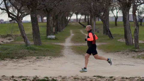 Un runner corriendo por un campo de Madrid Un runner corriendo por un campo de Madrid