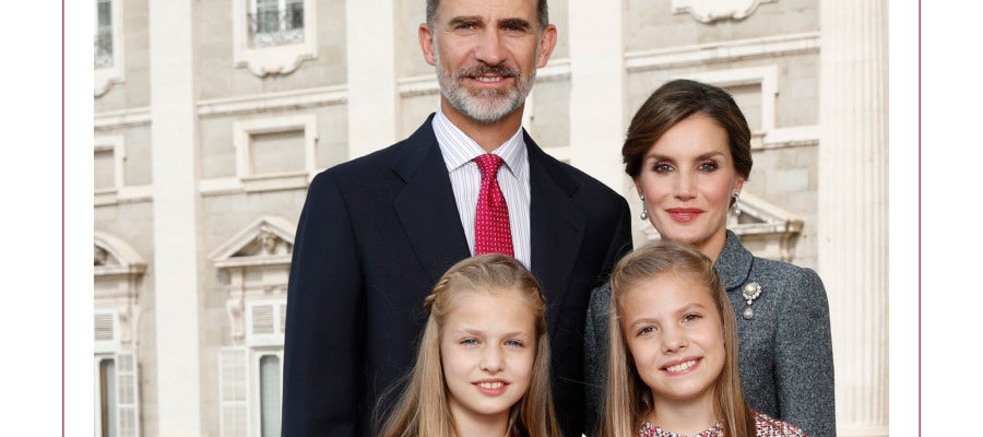 Los Reyes de España junto a sus hijas Los Reyes de España junto a sus hijas
