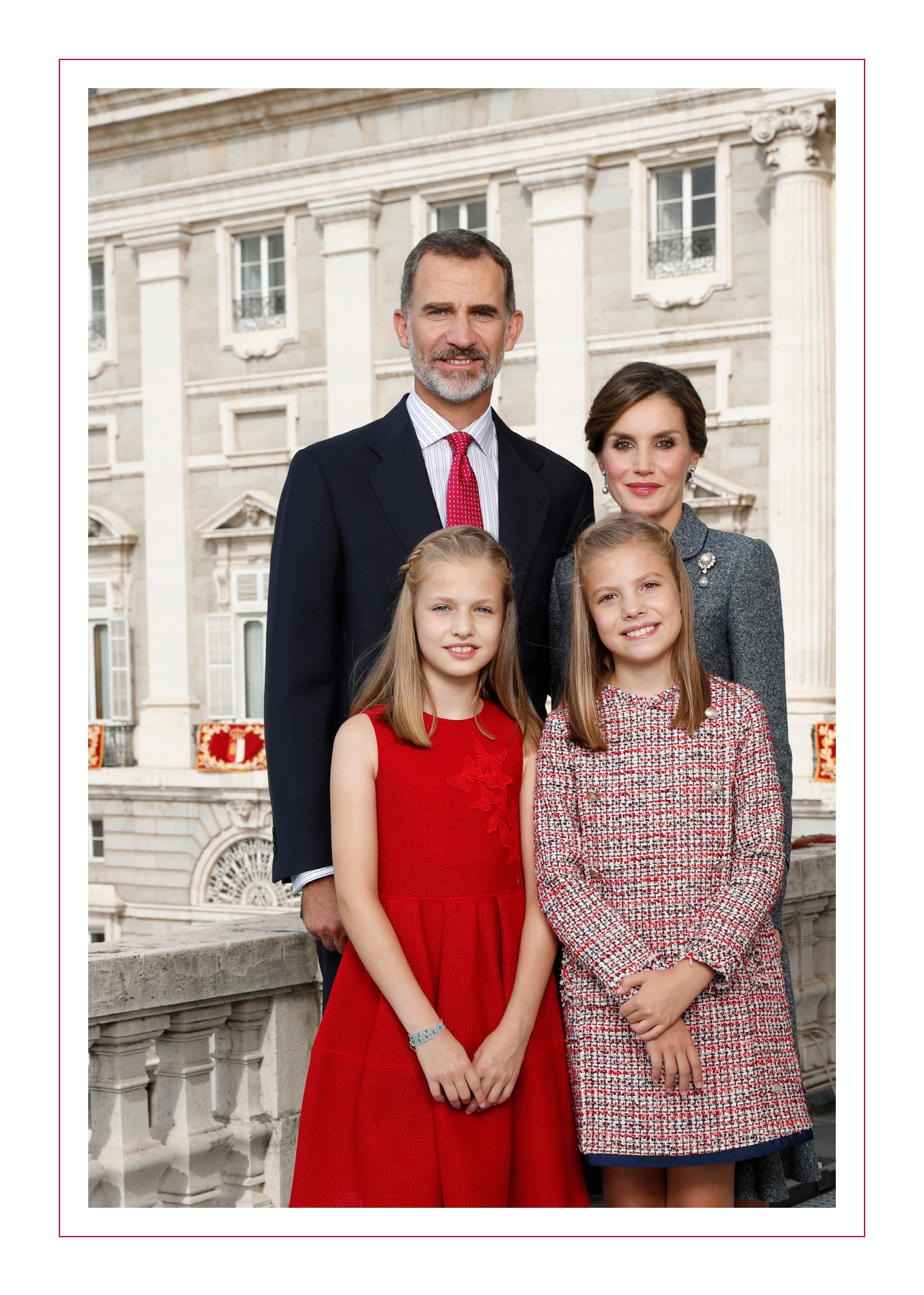 Los Reyes y sus hijas felicitan la Navidad con una imagen familiar en el Palacio Real Los Reyes y sus hijas felicitan la Navidad con una imagen familiar en el Palacio Real