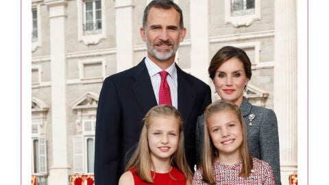 Los Reyes de Espa&ntilde;a junto a sus hijas