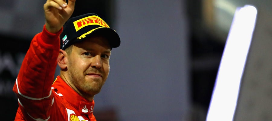 Sebastian Vettel saluda a los aficionados en Abu Dabi Sebastian Vettel saluda a los aficionados en Abu Dabi
