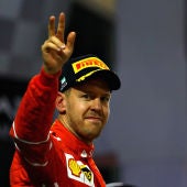 Sebastian Vettel saluda a los aficionados en Abu Dabi
