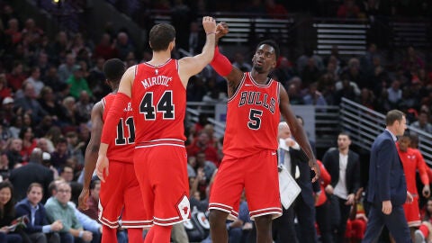 Mirotic y Portis celebran una canasta de los Bulls