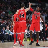 Mirotic y Portis celebran una canasta de los Bulls Mirotic y Portis celebran una canasta de los Bulls