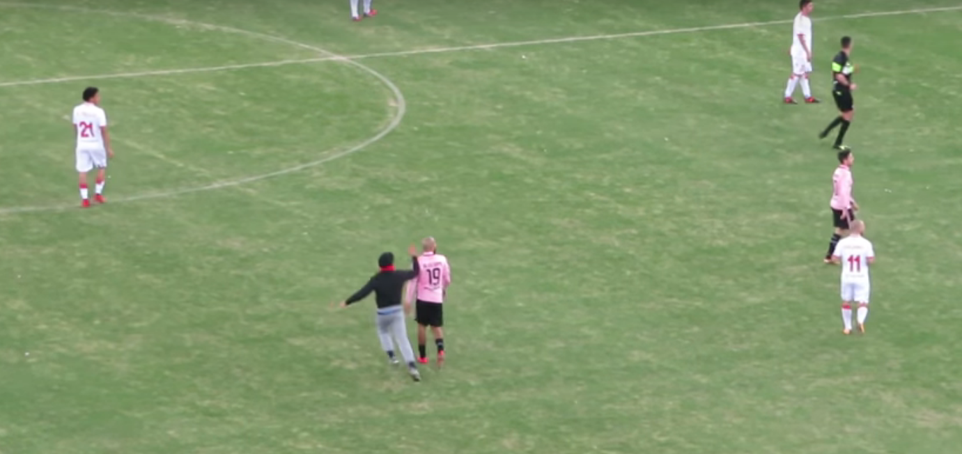 Increíble: Un aficionado salta al campo...¡y agrede a un jugador! Increíble: Un aficionado salta al campo...¡y agrede a un jugador!