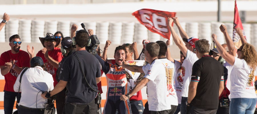 Marc Márquez celebra con su bandera su título de MotoGP Marc Márquez celebra con su bandera su título de MotoGP