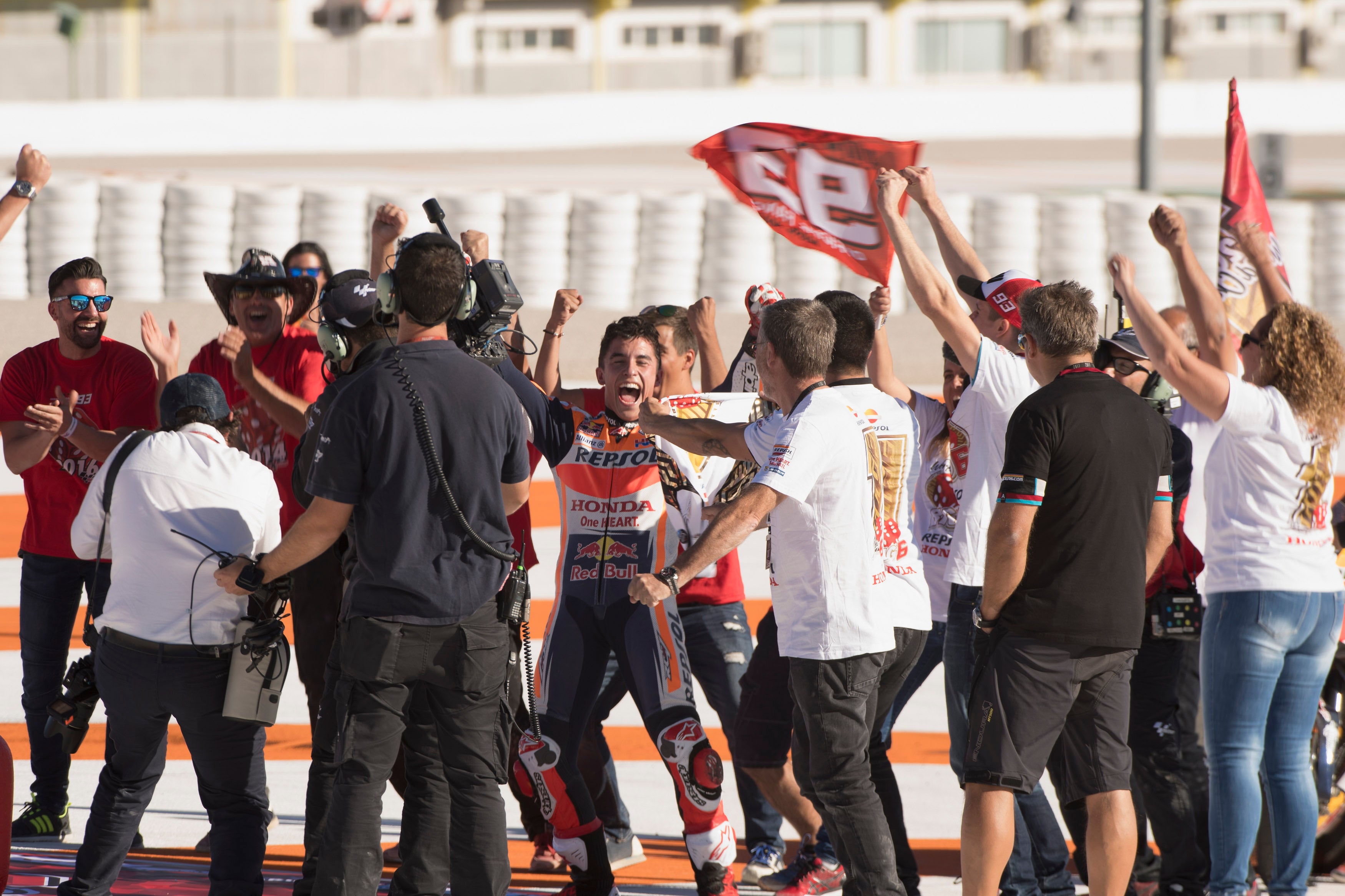 Marc Márquez: "Me da rabia porque soy el primero que tributa aquí, al que saca la bandera y no tributa aquí no se le critica" Marc Márquez: "Me da rabia porque soy el primero que tributa aquí, al que saca la bandera y no tributa aquí no se le critica"