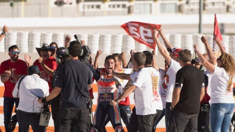 Marc M&aacute;rquez celebra con su bandera su t&iacute;tulo de MotoGP