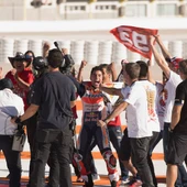 Marc Márquez celebra con su bandera su título de MotoGP Marc Márquez celebra con su bandera su título de MotoGP