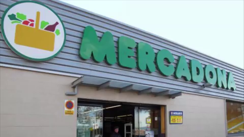 Qué supermercados abren o cierran este lunes 15 de agosto de 2022: horarios de Mercadona, Carrefour, Lidl, El Corte Inglés o Alcampo Qué supermercados abren o cierran este lunes 15 de agosto de 2022: horarios de Mercadona, Carrefour, Lidl, El Corte Inglés o Alcampo