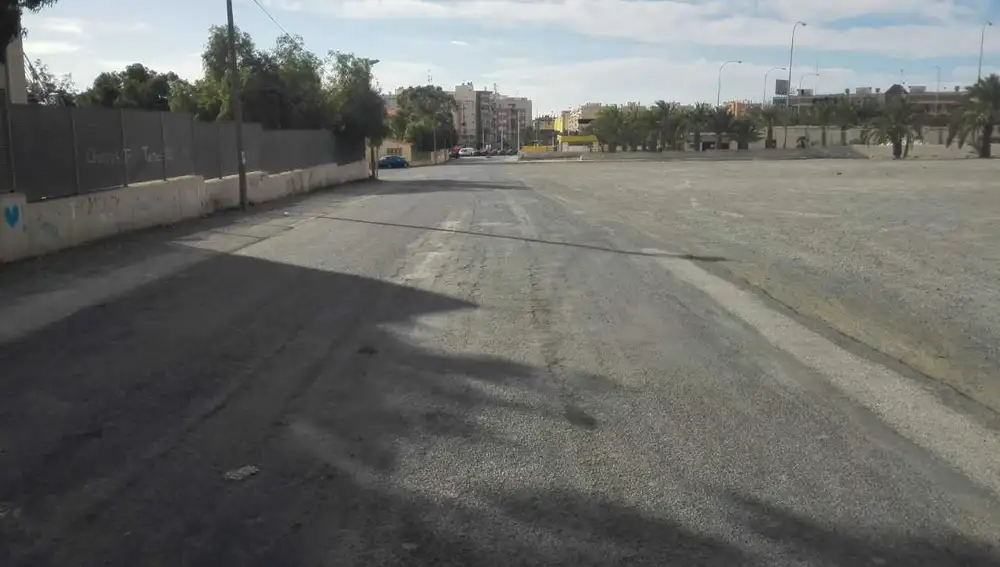 Estado en el que se encuentra el asfaltado de la calle que da acceso a la ermita de San Crispín de Elche Estado en el que se encuentra el asfaltado de la calle que da acceso a la ermita de San Crispín de Elche