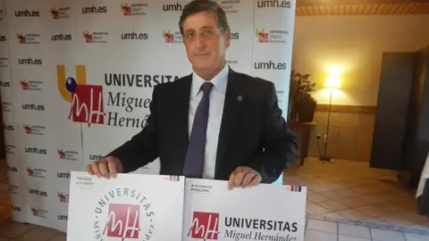 El Rector Jesús Tadeo Pastor muestra los nuevos logotipos de la UMH de Elche El Rector Jesús Tadeo Pastor muestra los nuevos logotipos de la UMH de Elche