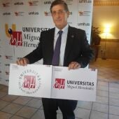 El Rector Jesús Tadeo Pastor muestra los nuevos logotipos de la UMH de Elche