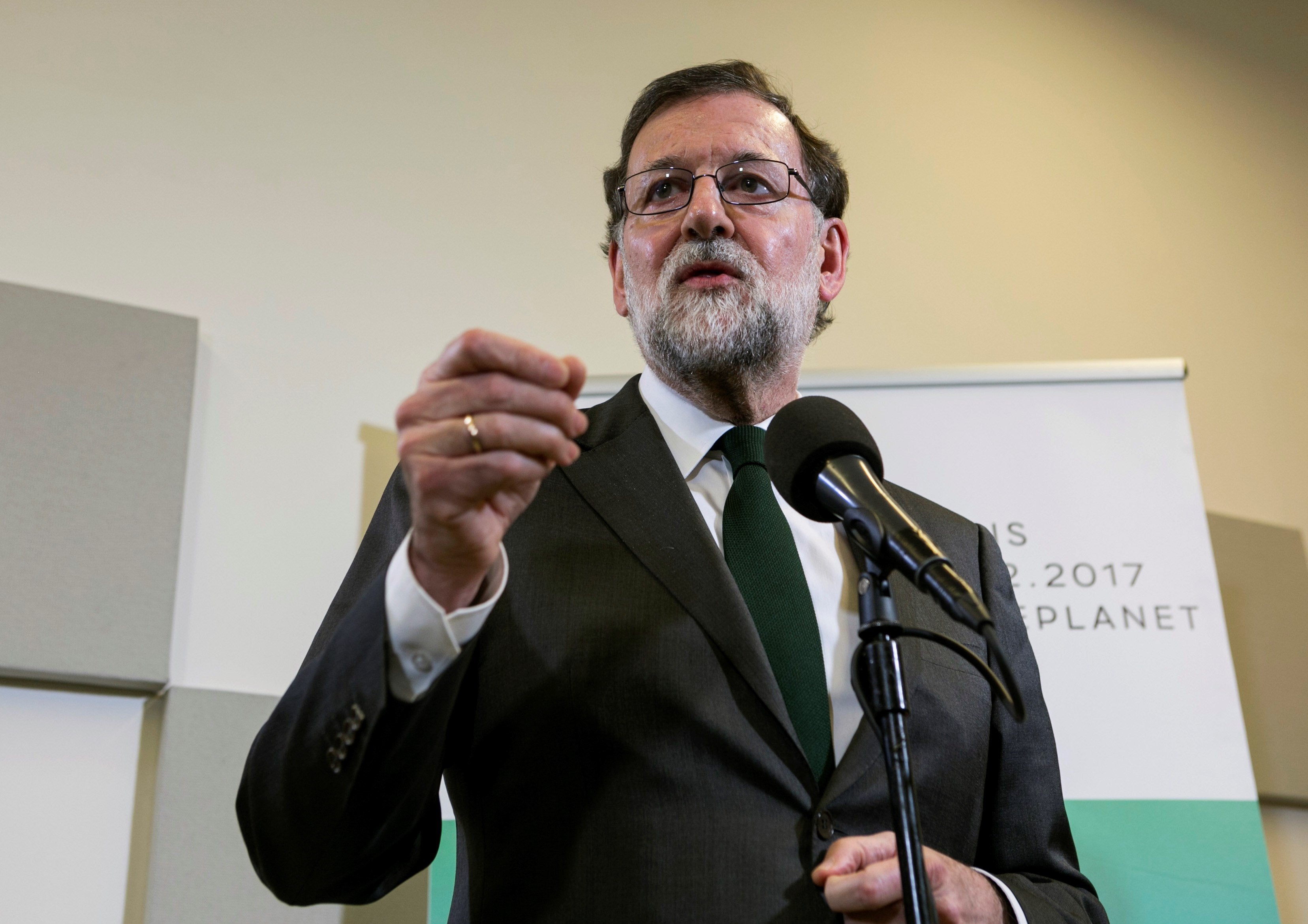 Rajoy se disculpa con León por atribuir a Reino Unido el origen del parlamentarismo Rajoy se disculpa con León por atribuir a Reino Unido el origen del parlamentarismo