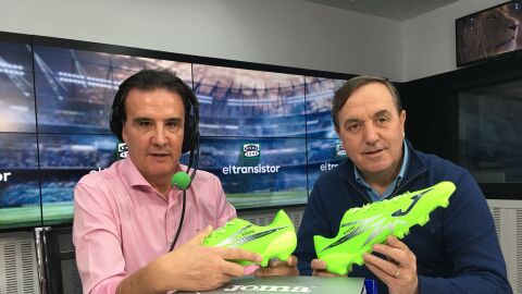 El director general de Joma, Jes&uacute;s Mart&iacute;nez, entrega a De la Morena las botas de Dioni Villalba en los estudios de Onda Cero. 