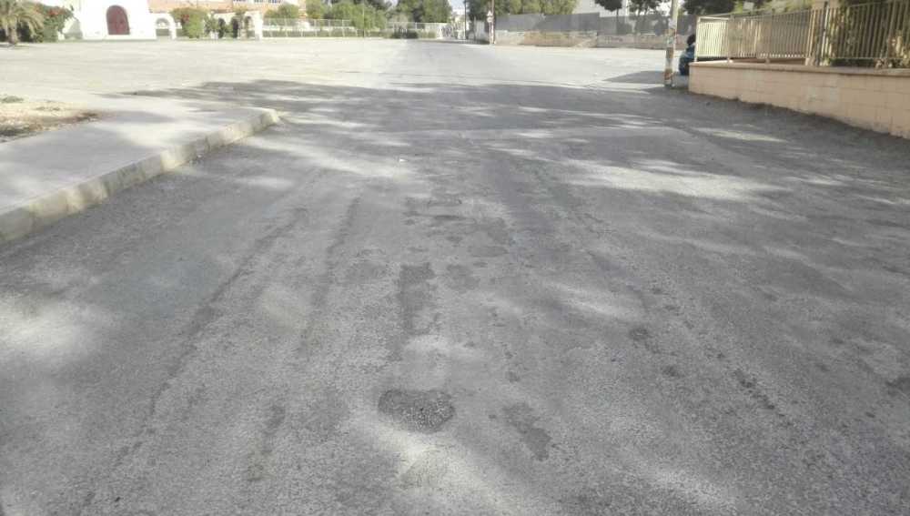 Socavones por la falta de asfalto de la calle de la ermita de San Crispín de Elche