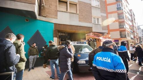 Efectivos policiales junto a la vivienda de los tres jugadores de la Arandina Club de F&uacute;tbol