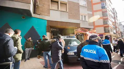 Efectivos policiales junto a la vivienda de los tres jugadores de la Arandina Club de Fútbol Efectivos policiales junto a la vivienda de los tres jugadores de la Arandina Club de Fútbol