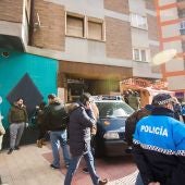Efectivos policiales junto a la vivienda de los tres jugadores de la Arandina Club de Fútbol