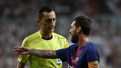 Messi dialoga con S&aacute;nchez Mart&iacute;nez durante un partido