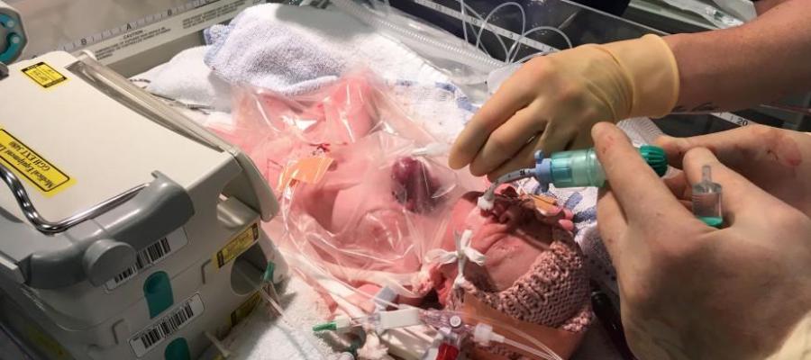 El nacimiento de la niña con el corazón fuera El nacimiento de la niña con el corazón fuera
