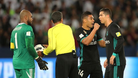 Los jugadores del Real Madrid protestan una acci&oacute;n al colegiado