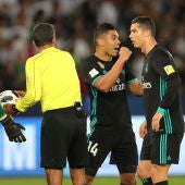 Los jugadores del Real Madrid protestan una acción al colegiado