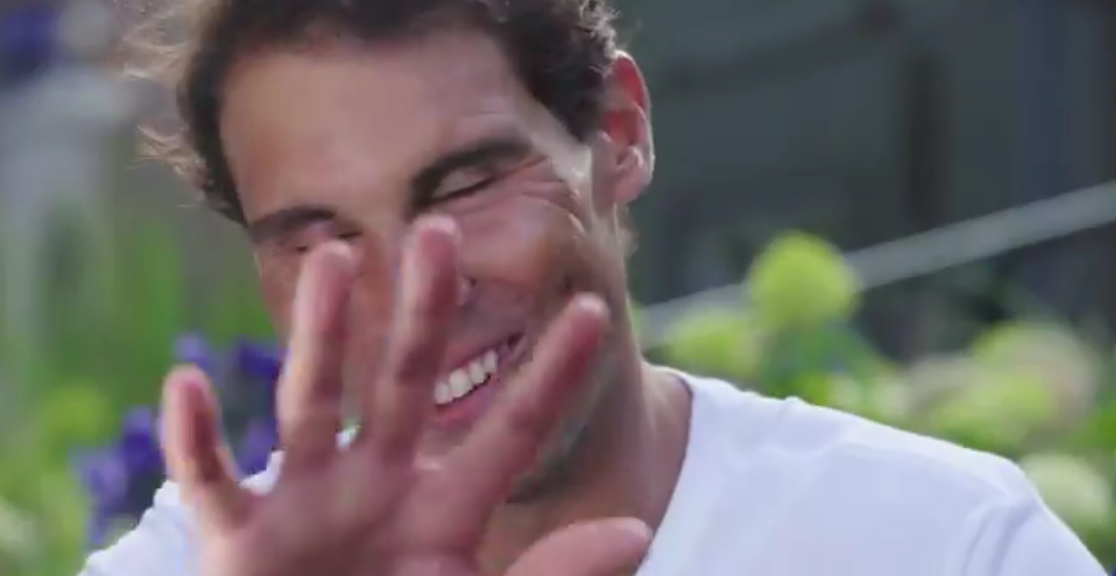 Rafa Nadal y su ataque de risa durante una promoción Rafa Nadal y su ataque de risa durante una promoción