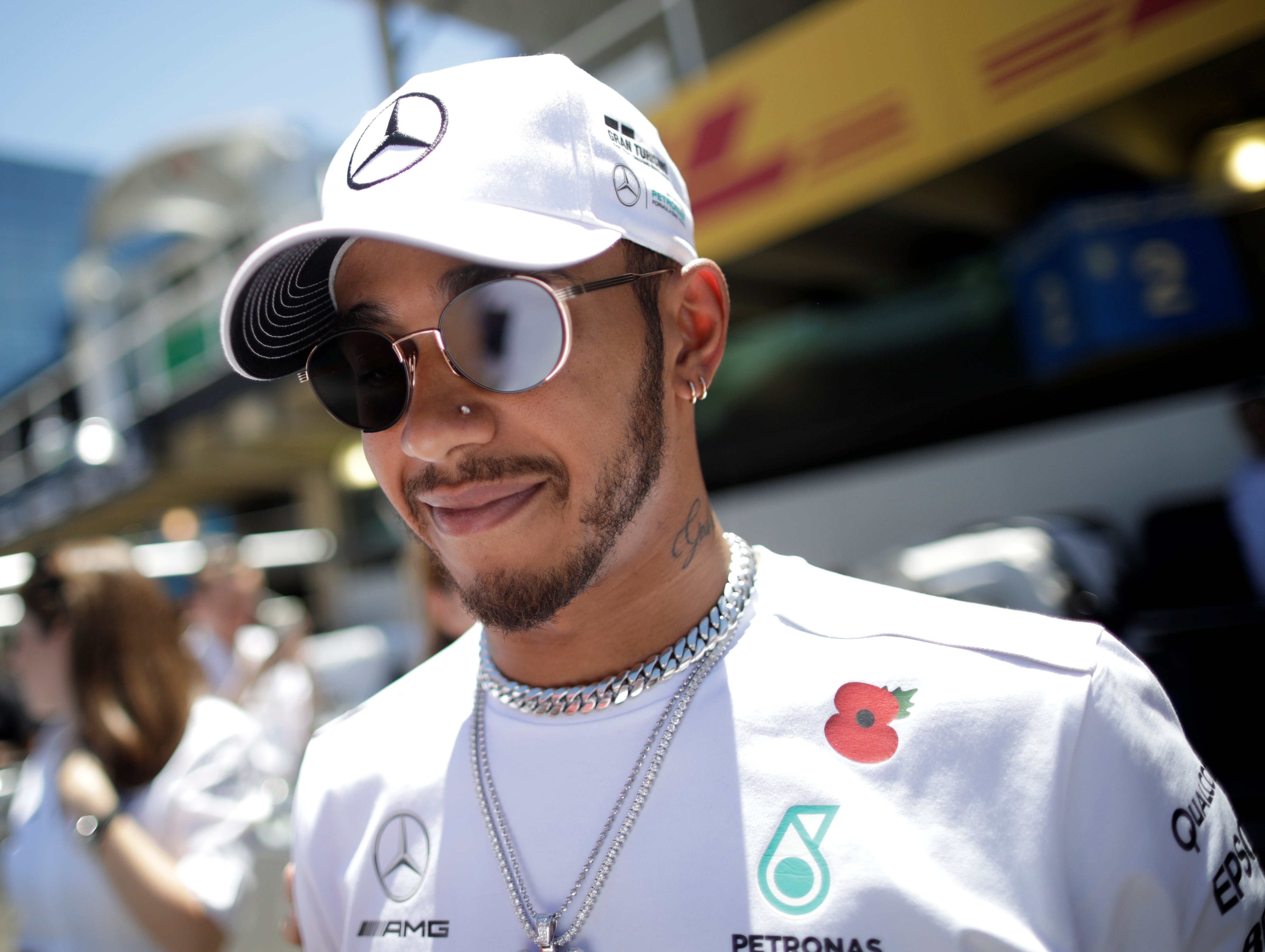 Lewis Hamilton se deja querer por Ferrari: "El rojo es mi color favorito" Lewis Hamilton se deja querer por Ferrari: "El rojo es mi color favorito"