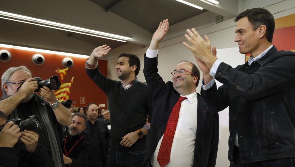El secretario general del PSOE, Pedro Sánchez (d), junto al candidato del PSC a la presidencia de la Generalitat, Miquel Iceta