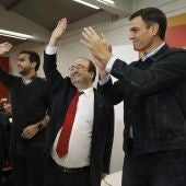 El secretario general del PSOE, Pedro Sánchez (d), junto al candidato del PSC a la presidencia de la Generalitat, Miquel Iceta