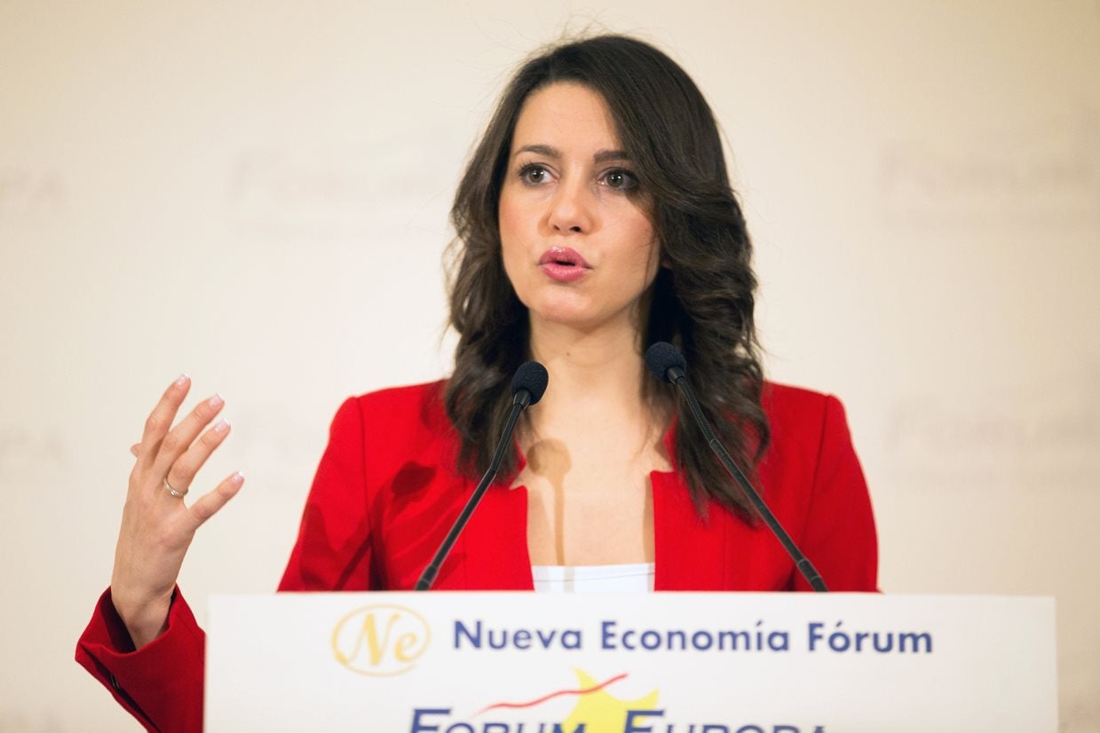 Las encuestas pronostican el triunfo de Ciudadanos el 21D y casi un empate entre los bloques Las encuestas pronostican el triunfo de Ciudadanos el 21D y casi un empate entre los bloques