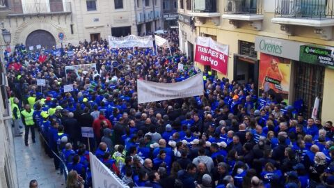 Concentraci&oacute;n de agricultores ante la sede de la Confederaci&oacute;n Hidrogr&aacute;fica del Segura en Murcia