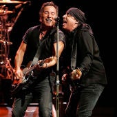 Bruce Springsteen y Little Steven durante un concierto
