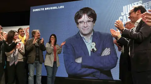 Por videoconferencia desde Bruselas, el presidente de la Generalitat cesado, Carles Puigdemont Por videoconferencia desde Bruselas, el presidente de la Generalitat cesado, Carles Puigdemont