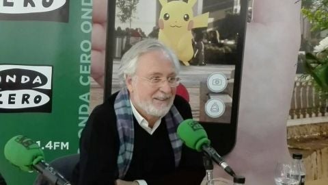 "Toda mi vida he escrito poes&iacute;a, pero la he guardado" Enrique Montiel nos habla de su primer libro de poemas "El temblor de los p&aacute;jaros". 