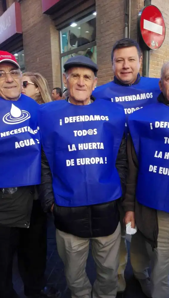 Regantes de La Peña de Elche en la manifestación de Murcia Regantes de La Peña de Elche en la manifestación de Murcia