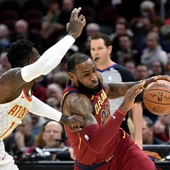 LeBron James intenta entrar a canasta ante la defensa de Schroder LeBron James intenta entrar a canasta ante la defensa de Schroder