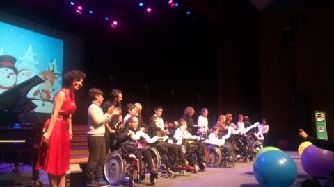 Actuaci&oacute;n de los chicos de Pinyol Vermell de Aspace Baleares junto con Blanquerna de Marratx&iacute; y la cantante Maria Rossell&oacute;