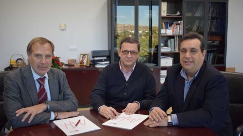 Momento de la firma del convenio en la UMH